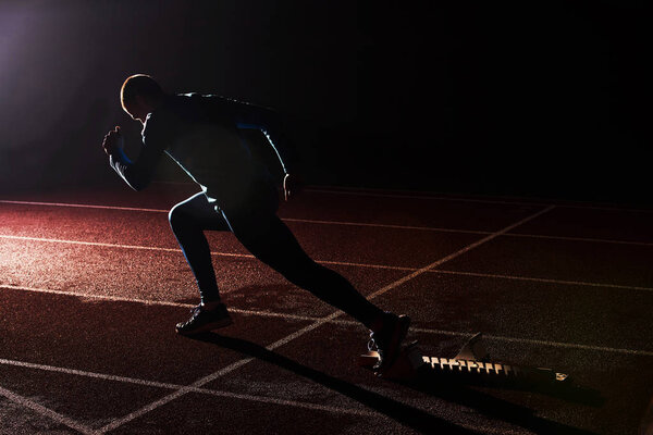 Спорт. Спринтер, оставляющий стартовые блоки на беговой дорожке
.