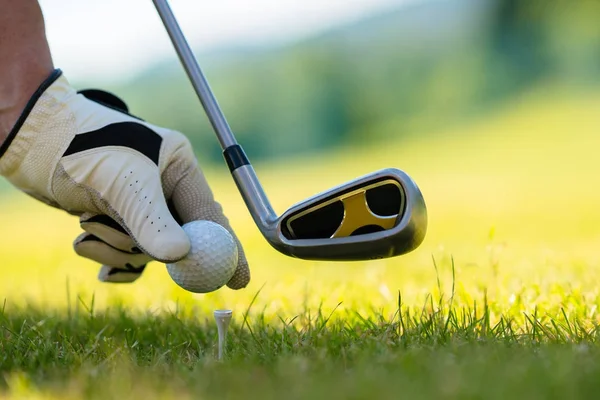 Hombre Jugando Golf Verano — Foto de Stock