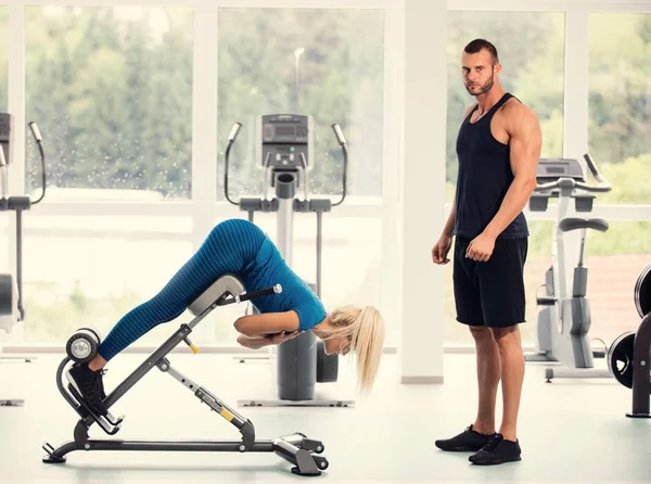 Personal Trainer Trabalhando Com Jovem Mulher Ginásio — Fotografia de Stock