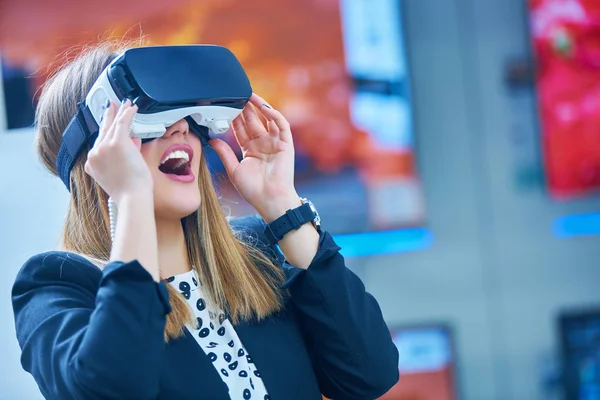 Jovem Mulher Usando Dispositivo Realidade Virtual — Fotografia de Stock