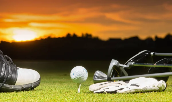 Golf Club Och Golf Ball Påse Gräs — Stockfoto