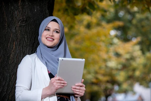 Gadis Muda Mengenakan Jilbab Menggunakan Tablet Luar — Stok Foto