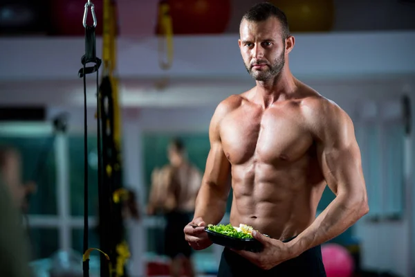 Bodybuilder Manger Salade Dans Gymnase — Photo