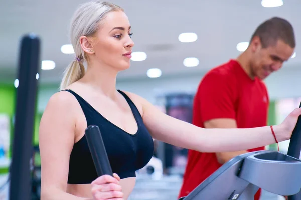 Entraînement Femme Avec Instructeur Fitness Gymnase — Photo