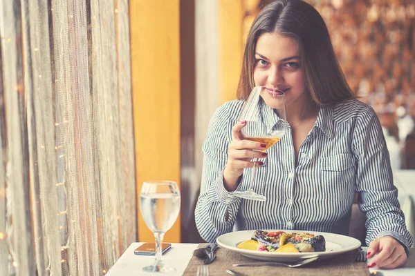 Comida Navidad Vacaciones Concepto Personas Pareja Sonriente Comiendo Plato Principal — Foto de Stock