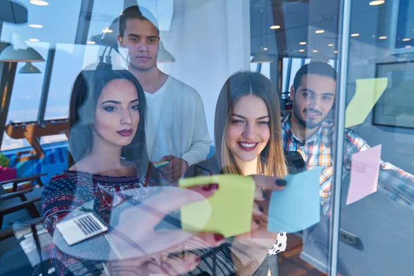 ビジネス スタートアップ プランニング の概念 近代的なオフィスに事務所のガラス板でステッカーに書いて幸せの創造的なチーム — ストック写真