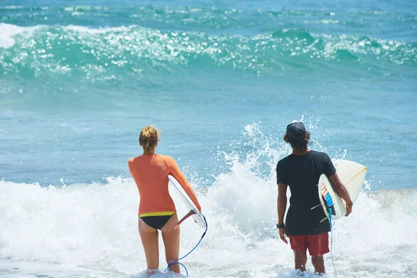 Beautiful Surf Couple Beach Indonesia — Stock Photo, Image