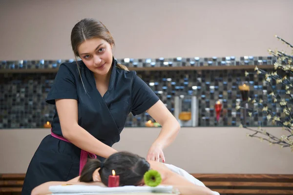 Wellendingen Frauen Genießen Eine Entspannende Rückenmassage Kosmetologischen Wellnesszentrum Körperpflege Hautpflege — Stockfoto