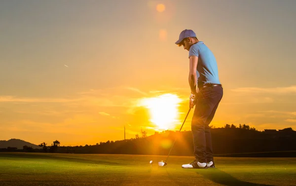 Homem Está Jogando Golfe Durante Pôr Sol — Fotografia de Stock