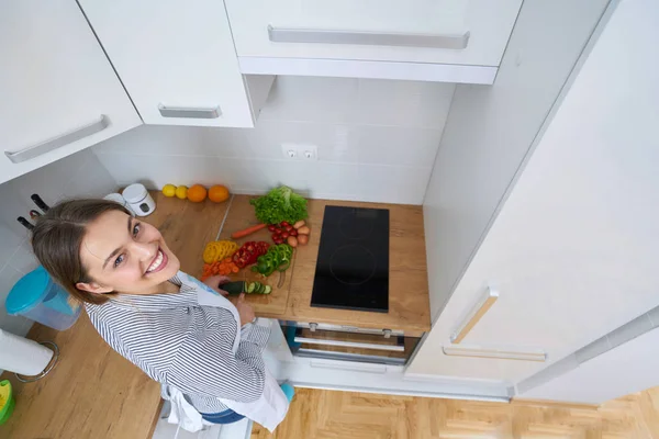 Mujer Joven Con Cesta Verduras Frescas Cocina — Foto de Stock