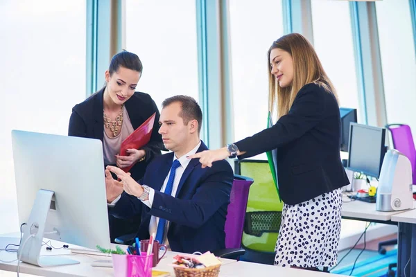 Businesspeople Using Laptop Conference Table — Stock Photo, Image