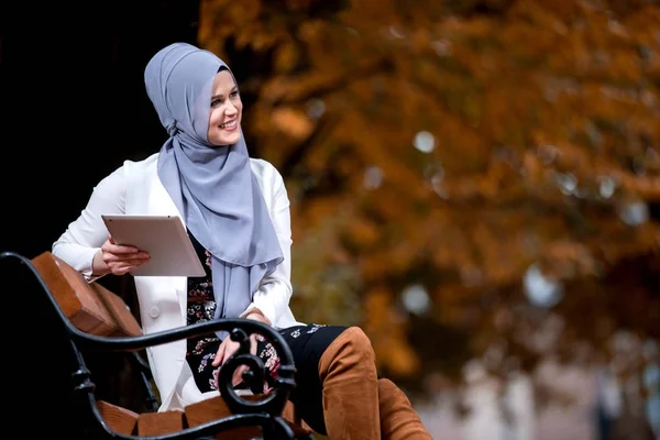 Junges Mädchen Trägt Hijab Mit Tablette Draußen — Stockfoto