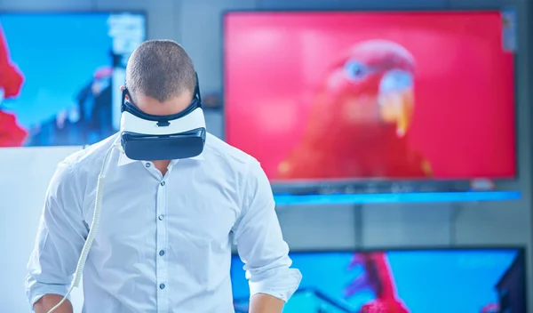 Homem Vestindo Óculos Realidade Virtual — Fotografia de Stock