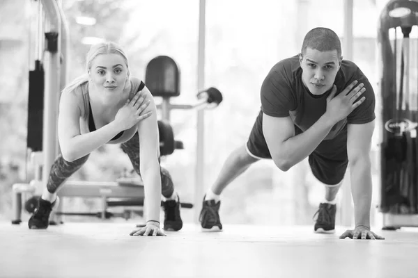 Spor Salonunda Fitness Hocası Ile Eğitim Kadın — Stok fotoğraf