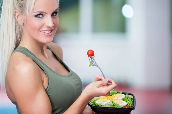 Saludable Mujer Joven Comer Verduras Ensalada Verde Gimnasio — Foto de Stock