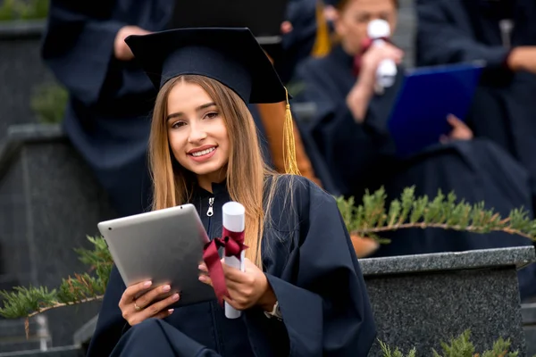 Graduado Bastante Joven Con Colegios Trabajo Equipo Diploma — Foto de Stock