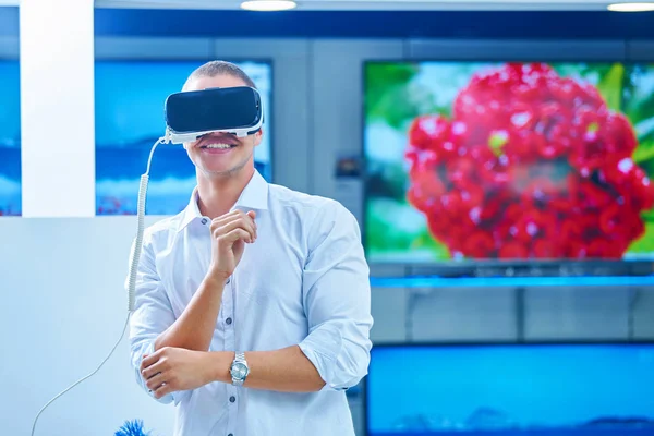 Homem Vestindo Óculos Realidade Virtual — Fotografia de Stock