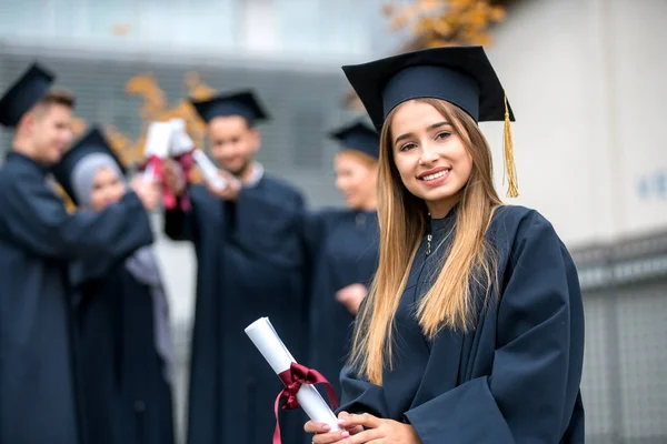 Gruppo Studenti Laureati Internazionali Diversi Celebrare Seduta Piedi Concetto — Foto Stock