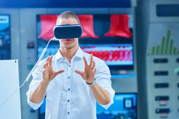 Hombre Con Gafas Realidad Virtual — Foto de Stock