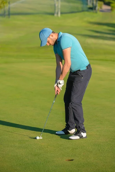 Homem Está Jogando Golfe Verão — Fotografia de Stock