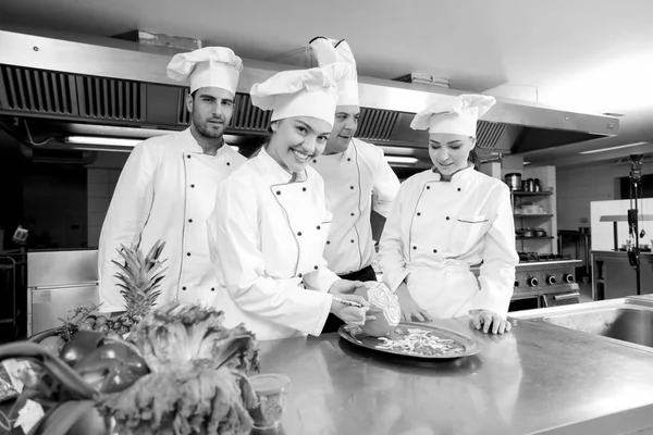 Küchenchef Mit Jungen Lehrlingen Bei Der Herstellung Eines Dekorativen Obstkorbs — Stockfoto