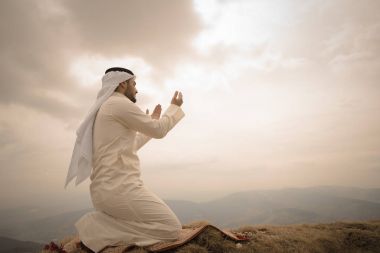 Dağlarda dua iislamic adam.