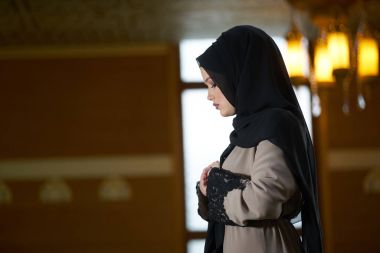 Camide Namaz kılan Genç Müslüman Kadın