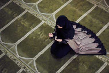 Camide Namaz kılan Genç Müslüman Kadın