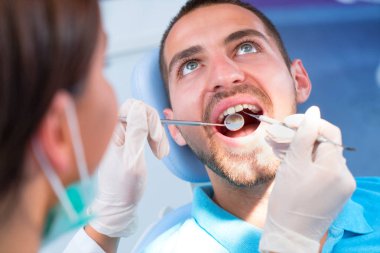 Doktor hastasıyla konuşuyor. Dişçi konsepti