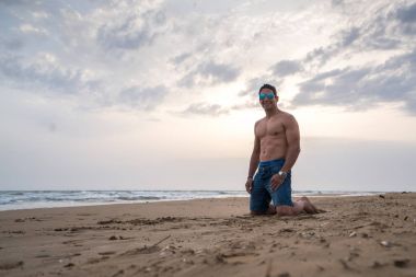 Kumsaldaki genç adam.