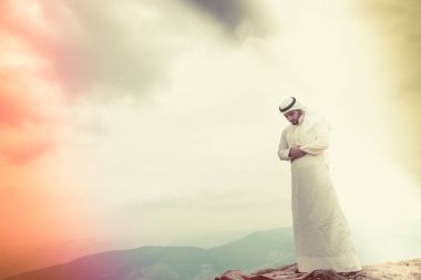 Dağlarda dua iislamic adam.