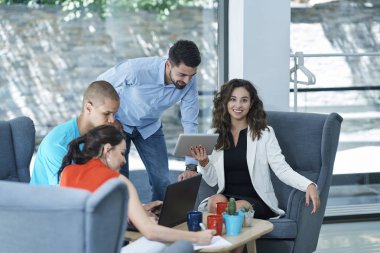 Girişimci iş adamları modern ofiste her gün çalışıyorlar.