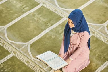 Camide Namaz kılan Genç Müslüman Kadın