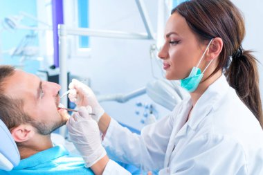 Doktor hastasıyla konuşuyor. Dişçi konsepti