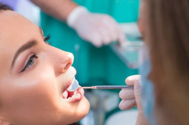 Doktor hastasıyla konuşuyor. Dişçi konsepti