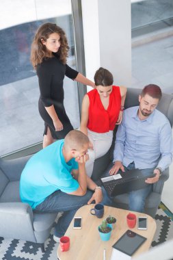 Fotoğraf genç businessmans mürettebat modern coworking uzayda yeni başlangıç projesi ile çalışma.