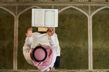 Dindar Müslüman adam caminin içinde dua ediyor.