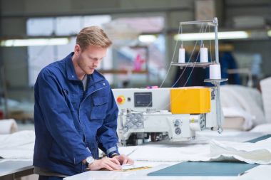 Koruyucu giyim makine kullanarak fabrika işçisi