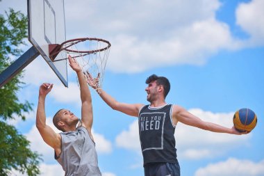 basketbolcu yüksekten uçuyor ve puanlama eylem