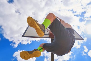 basketbolcu yüksekten uçuyor ve puanlama eylem