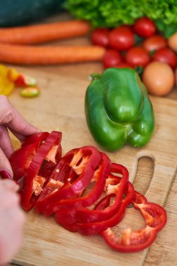 Portre sağlıklı meyve suyu evde kendini göstermek için bazı meyve ve sebze kesme genç bir kadın