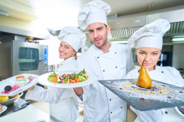 Şef lokanta mutfağında yemek hazırlıyor.