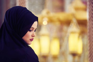 Camide Namaz kılan Genç Müslüman Kadın