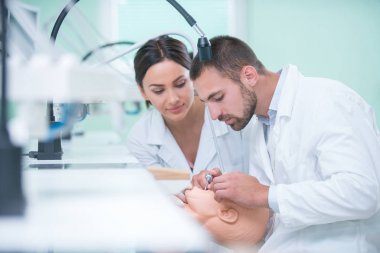 Takma diş, ağız hijyeni. Takma diş, takma diş, bir çalışma ve diş araçları içeren bir tablo üzerinde çalışırken protez eller.