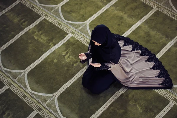 Camide Namaz kılan Genç Müslüman Kadın