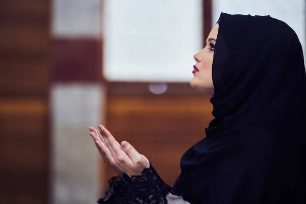 Junge Muslimin Betet Moschee — Stockfoto