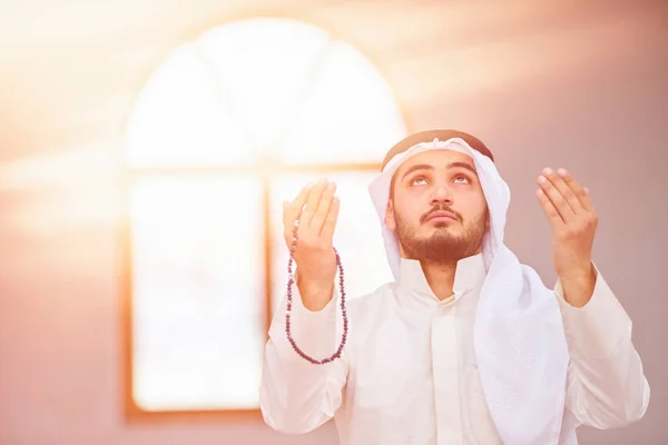 Religiös Muslim Man Ber Inne Moskén — Stockfoto