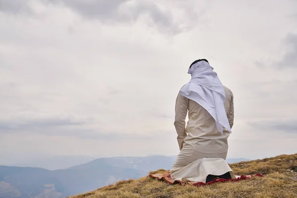 Orang Iislamic Berdoa Gunung — Stok Foto