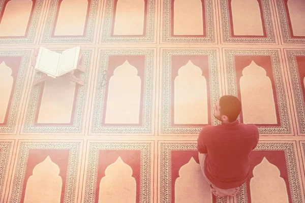 Religioso Muçulmano Homem Orando Dentro Mesquita — Fotografia de Stock