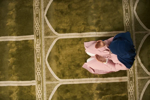 Jovem Mulher Muçulmana Orando Mesquita — Fotografia de Stock